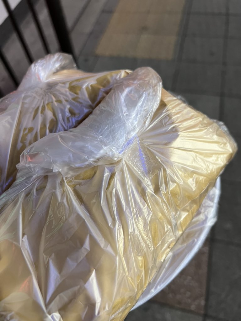 夕方から会務で
帰りに売り切り価格の
うまそうなコロッケを見つけて
買ったのはええけど、
袋買い忘れてコレです。