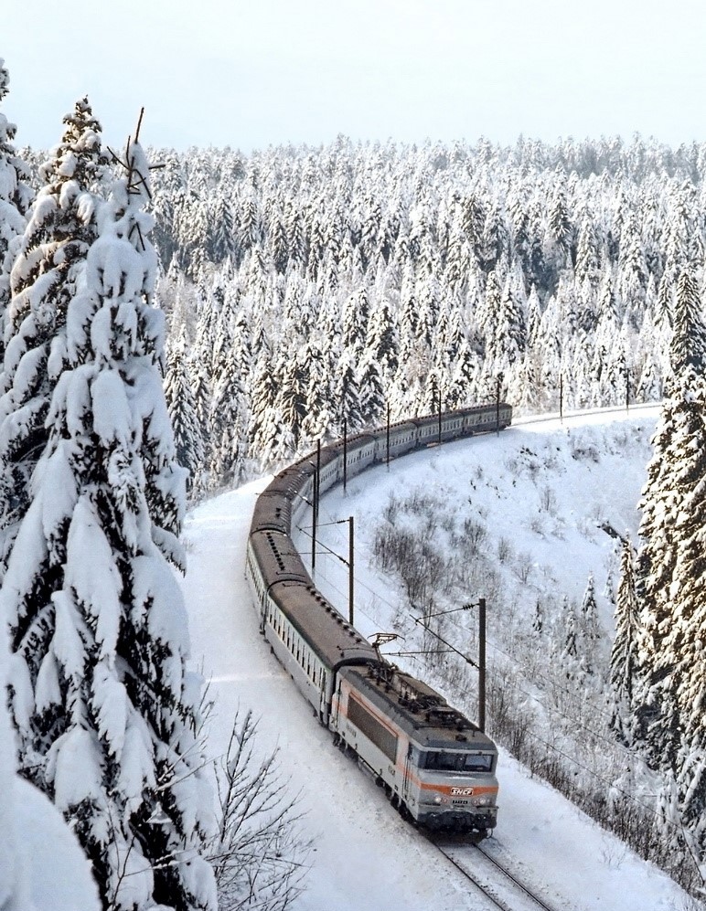 En pleine =>#courbedelaforetdelaJoux (39) entre Andelot et Frasne un féérique Paris - Brig en 02-83 derrière un =>#nezcassé =>#BB22200.
📷Jean-Marc Frybourg, source : à l'origine RailPictures.Net mais, là, le FB "Les BB 22200 de la SNCF" facebook.com/BB22210.