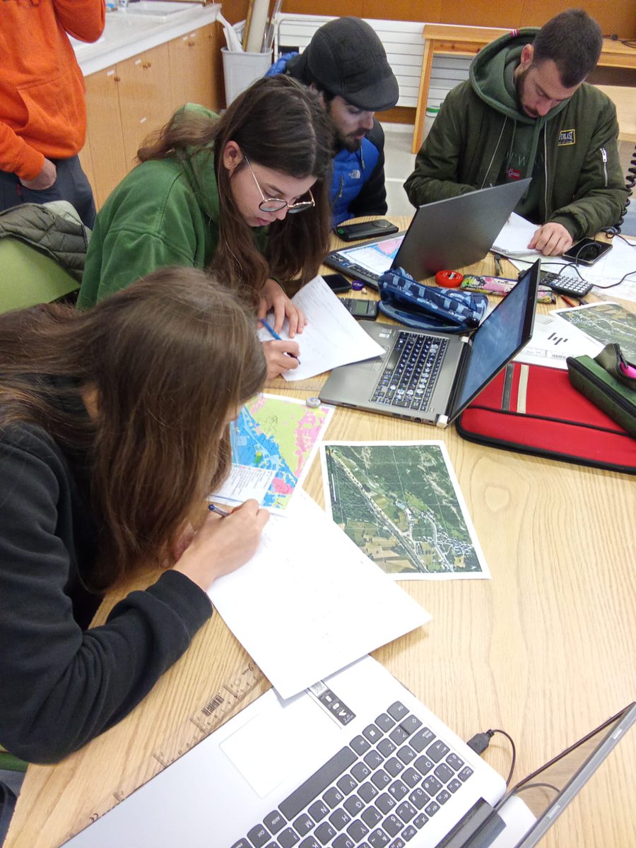 Avui hem treballat amb CFGS de Forestals del #pontdesuert, i hem descobert que els Sistemes d'Informació Geogràfica (SIG) poden ser una eina clau per a gestionar el territori: la geoinformació permet entendre com interactuen els diferents elements del paisatge.
#altaribagorça