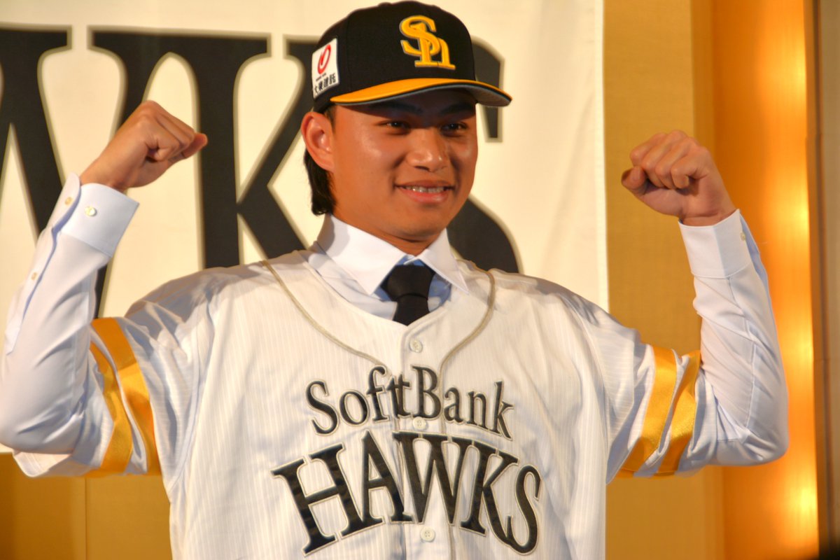 台湾出身の ＃徐若熙 投手が福岡市内で入団会見。
・自信がある球は直球、変化球はチェンジアップ
・将来はメジャー挑戦を希望
・山本由伸投手があこがれ
・キャンプで柳田悠岐選手と対戦したい
・趣味はエビ釣り
・ファンに「ルオシー」と呼んで欲しい
#sbhawks 
#ソフトバンクホークス