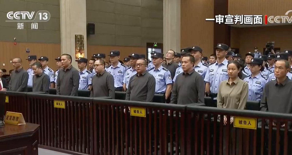 China has executed 11 people linked to Myanmar scam centers including "key members" of the Ming crime family that used to  run Laukkai in northern Shan State. 
Read more: bit.ly/4qMvZUu 
#WhatsHappeningInMyanmar