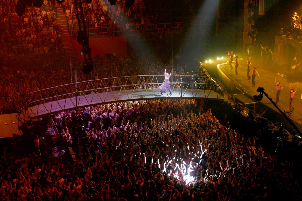 _Ludoisback's tweet photo. Il y a 20 ans, Mylene Farmer clôturait une série de 13 concerts à l’Accor Arena. Un show intransportable en province.
Le groupe Muse disait après ce show « c’est vers ce type de show que nous souhaitons nous diriger, elle a l’ambition de proposer des choses énormes » https://t.co/EGK3DAxLPU