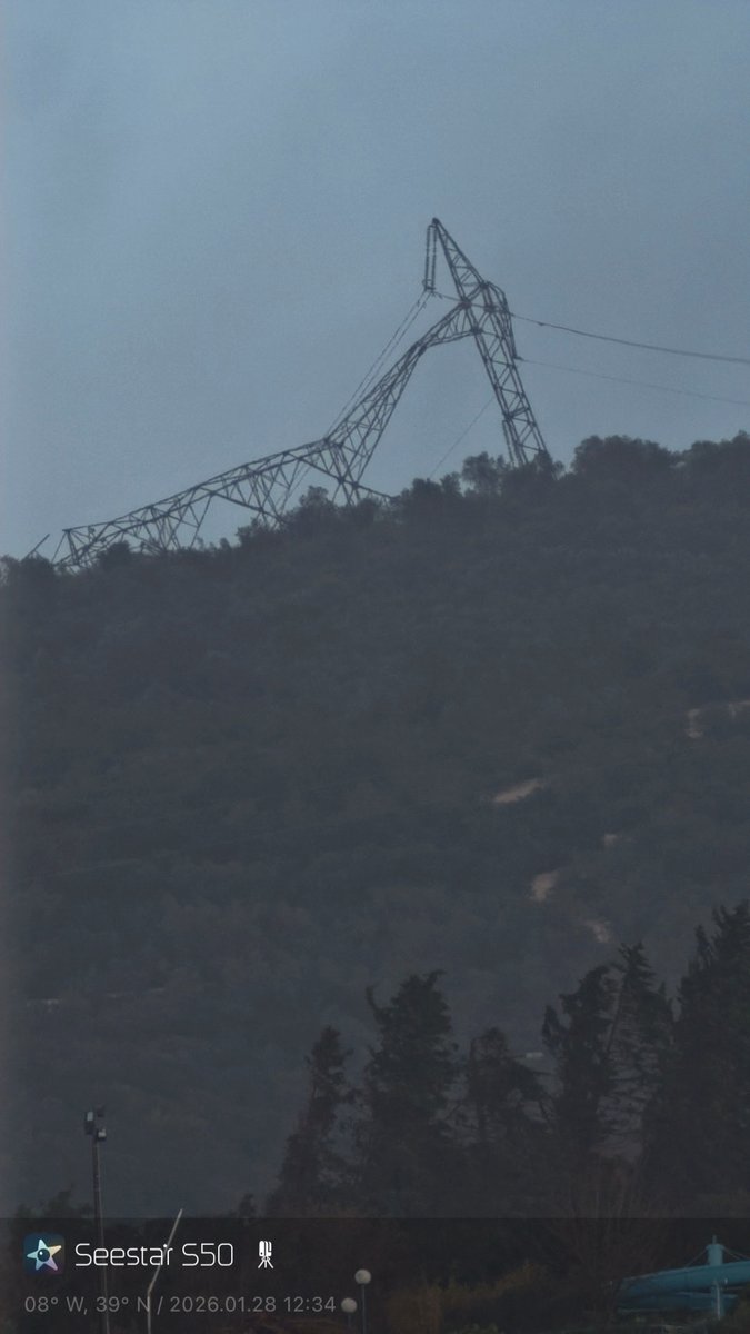 KTachyon's tweet photo. Questiono se as pessoas sabem o que se passa na Serra da Sicó. Tirei as fotos ontem, só consegui internet, vindo a Coimbra. https://t.co/JDzXM3ricV