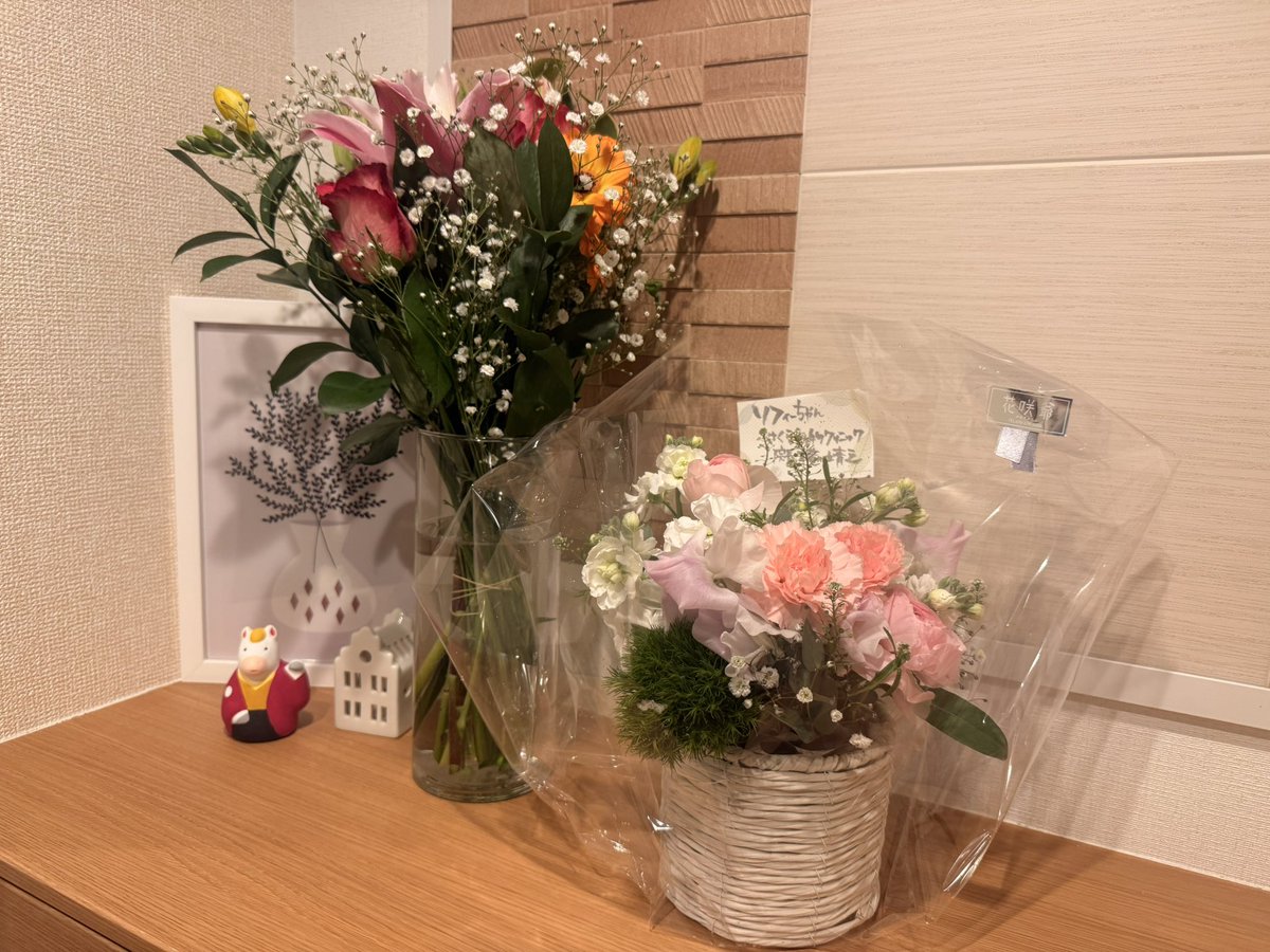 ooooliveeee's tweet image. 大きな花瓶を買いに出かけて、猫が登れない玄関にお花飾ってヨシと思ってたら夕方かかりつけの病院からもお花が届いてビックリ🥺淡い優しい色の可愛いお花で、お花見てると悲しいのが少し和らぎますね。ありがとうございました🙇‍♀️