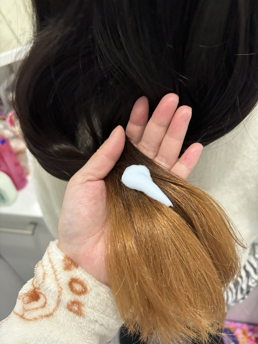 TaCaCochu's tweet photo. ジュライミー毎日使ってたら、むしゅめの髪がサラサラになってきたよ〜🥹🩷
良かった〜。パッケージも可愛い💕キキララのリボンつけてた( ՞*´꒳`* ՞)
#JUL7ME #ジュライミー #パフュームヘアミルク #髪に塗る香水 #ヘアケア #韓国コスメ https://t.co/TaPF3s4bkO