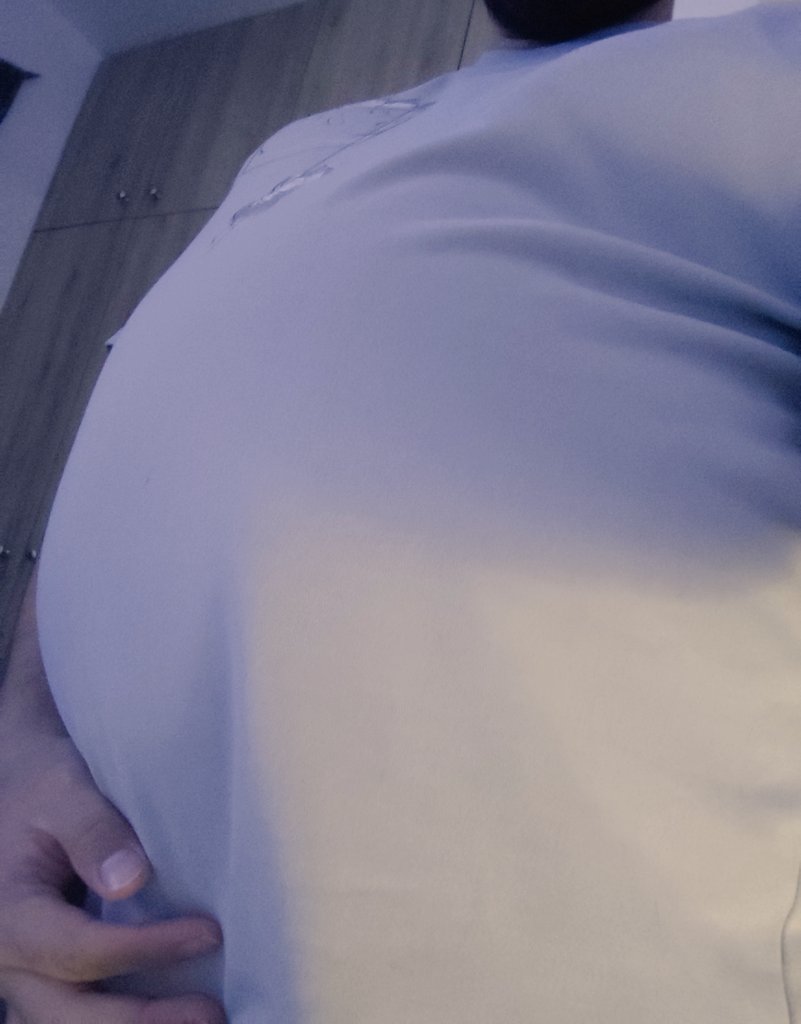 Feeling huge 🎈

#bellyinflation #belly_inflation #bellybloat #bellypumping #blowingup #gainingweight #bigbelly