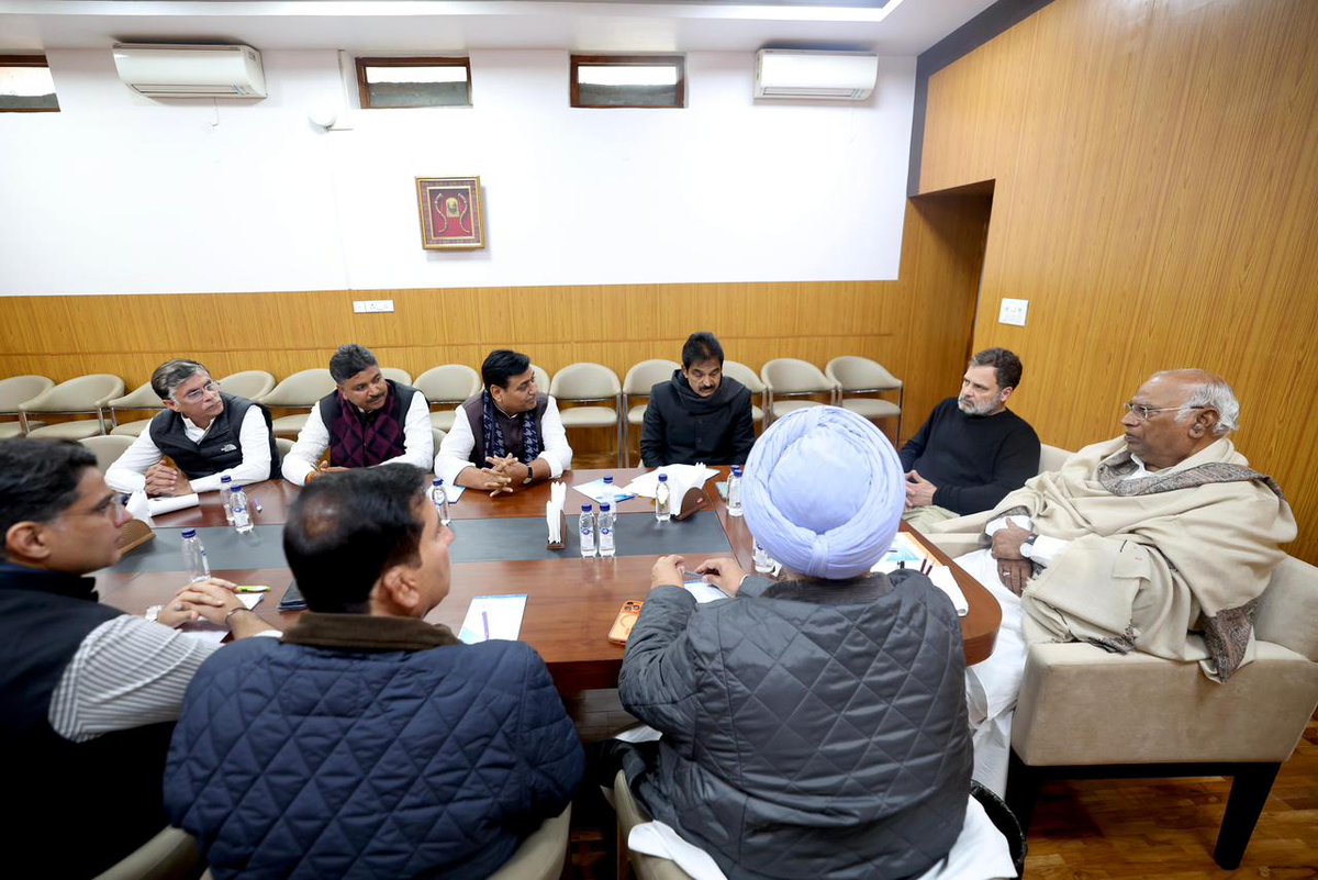 INCIndia's tweet photo. कांग्रेस अध्यक्ष श्री @kharge और नेता विपक्ष श्री @RahulGandhi के साथ राजस्थान के नेताओं की बैठक हुई।

इस बैठक में कांग्रेस महासचिव (संगठन) श्री @kcvenugopalmp और अन्य वरिष्ठ नेता भी मौजूद रहे।

📍 नई दिल्ली https://t.co/cWMKzwdj0S