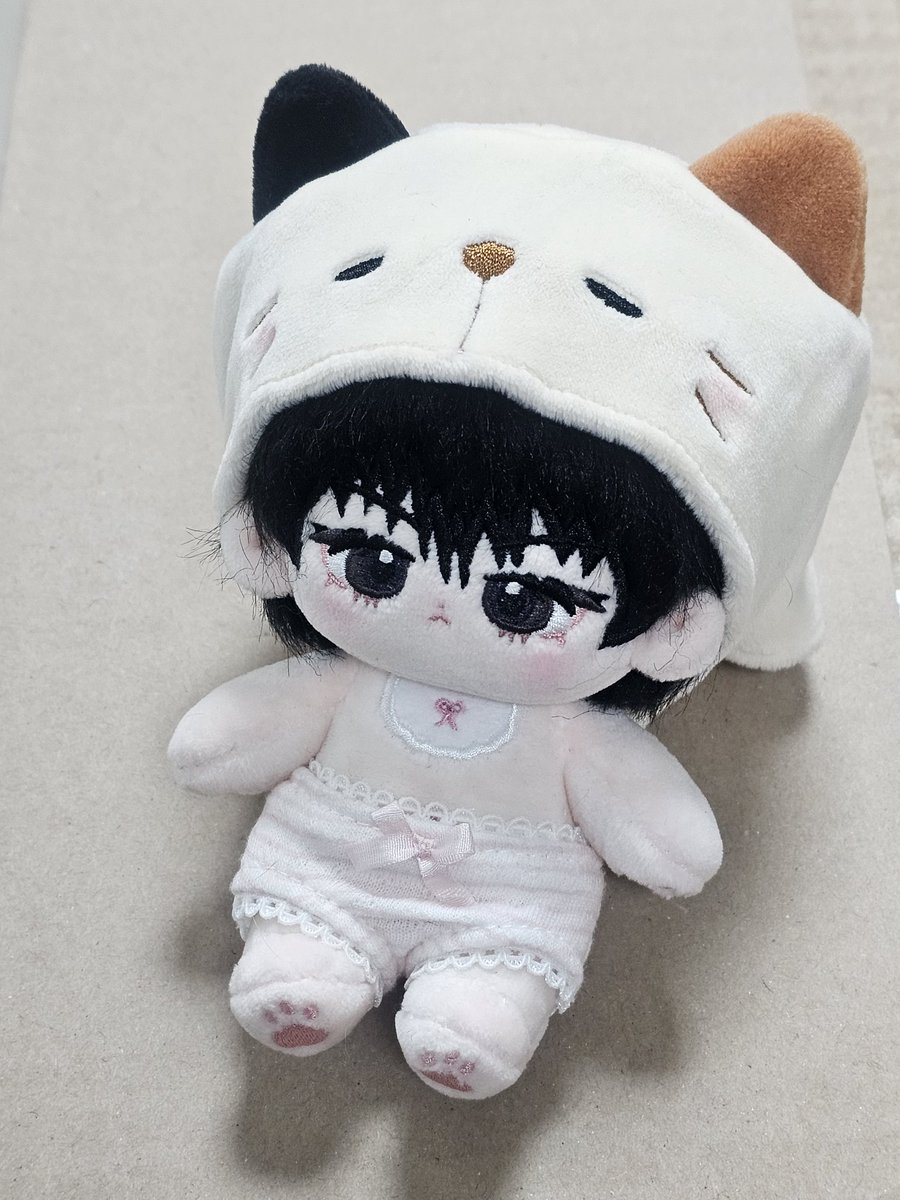 🐈‍⬛ 냐-옹
삼색인 척 하는 아기깜고 웅냥이 🐈‍⬛