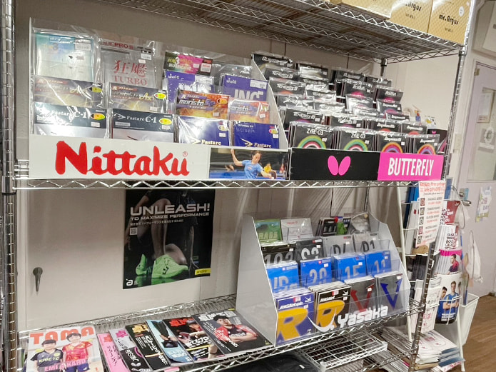 umedattc's tweet photo. 🏓【梅田卓球センター 物販コーナー大幅パワーアップ】

ラバー、ラケットはもちろん
ウェアやメンテナンス用品やラケットケースまで在庫数を大幅増量

「欲しい用具がちゃんとある」
そんな卓球ショップを目指して取り揃えました！

ぜひ梅田卓球センターのショップもご利用ください

#卓球ショップ https://t.co/hggObZqOod