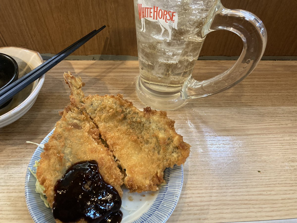 nerimadesign's tweet photo. 立ち飲みで一人で飲んでる時ってめちゃくちゃ楽しいんだけど酒と肴でどんどん腹が膨れてきてああこれも長くは続けられないんだよなって同時に寂しくなってくるこの感覚は何の花に例えられましょう。 https://t.co/Fy6WBSmjsm