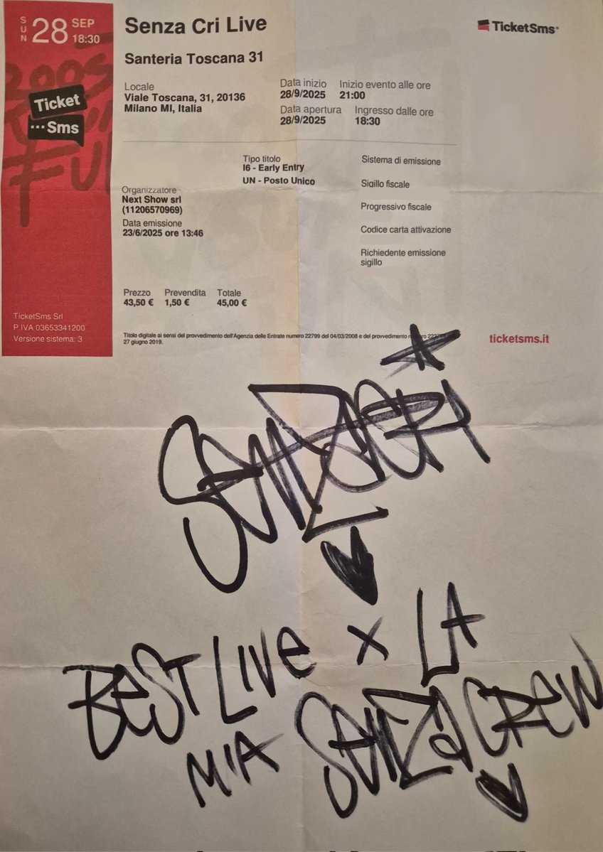 Quando me lo ha firmato, tuttə contentə mi ha detto "oddio ma tu eri al mio live". La verità è che io da quel live non sono ancora tornata a casa perchè il mio cuore è ancora lì a cantare con ləi 🥹❤️‍🩹 #senzacri #senzagnocca