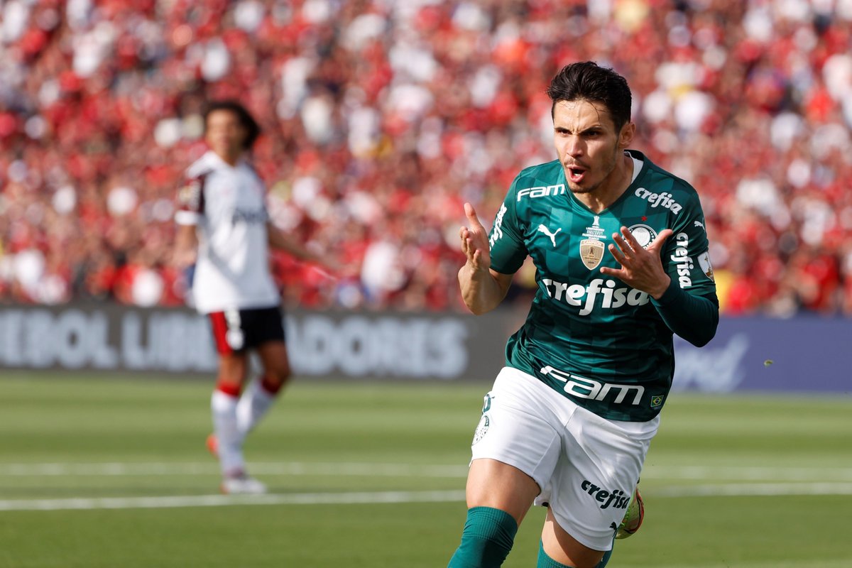 cauacampanaa's tweet image. Quando a gente precisou em 2021, você estava lá. Na verdade, sempre que precisamos, você aparecia. Até ano passado, em um ano de "baixa", você nos classificou para um final de Libertadores.

Palmeirense e ídolo. Raphael Veiga.