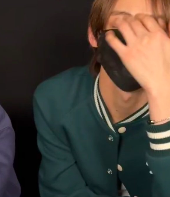 sLhwhwyo's tweet image. #lrt omg op pointed out that they changed their team bracelet.... if tws is following svt's pattern does that mean we're getting a full album 😳📷😳