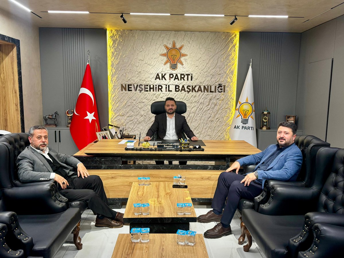 EmreCaliskan_50's tweet photo. 📍 İl Başkanlığımız

İl Başkanımız @av_mfa ve Milletvekilimiz @MvSuleymanOzgun ile birlikte İl Başkanlığımızda; şehrimizin yarınlarına dair samimi ve verimli bir istişare toplantısı gerçekleştirdik.

Nevşehir’imizin ihtiyaçlarını, devam eden çalışmalarımızı ve önümüzdeki dönem hedeflerimizi kapsamlı şekilde ele alarak teşkilat çalışmalarımız üzerine değerlendirmelerde bulunduk.

Aynı ideal ve ortak heyecanla omuz omuza yürümeye devam ediyor; şehrimize değer katacak her adımın takipçisi olmayı sürdürüyoruz.

Nevşehir’imizin gelişimi ve hemşehrilerimizin huzuru için kararlılıkla çalışmaya devam ediyoruz.