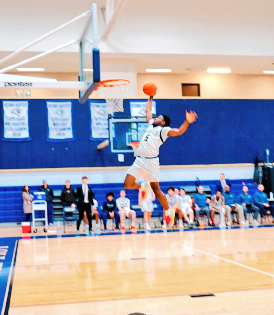 AlbertHallJr2's tweet photo. It's a bird!!?? 🐦
It's a plane!!??✈️
No sir, just Cason Hall #5 for SBS Eagles throwing one down in Tuesday's game 🔥🔥
@SBSBB24 @UC_Exposure
Shout out to @billionairevsn for the pic💰💰....GO EAGLES 🦅🦅🦅
#flight005 #airstrike5 https://t.co/YZNsaSRoaj
