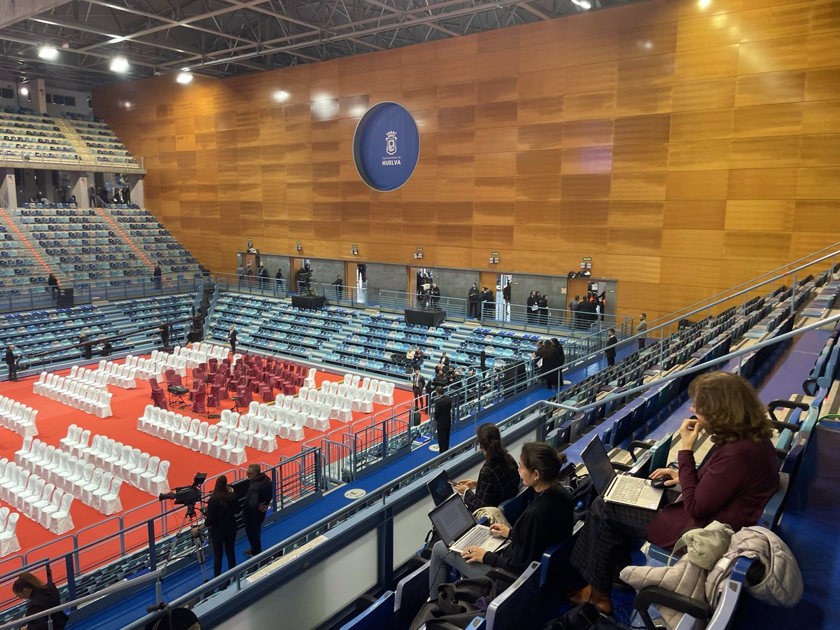 Condavision's tweet image. El acto estará presidido por los Reyes, Felipe VI y Leticia Ortiz, que llegarán a #Huelva a las 17:55, a su llegada serán recibidos por el obispo de Huelva, Monseñor Santiago Gómez Sierra.
#Condavisión #MisaFuneral #Adamuz