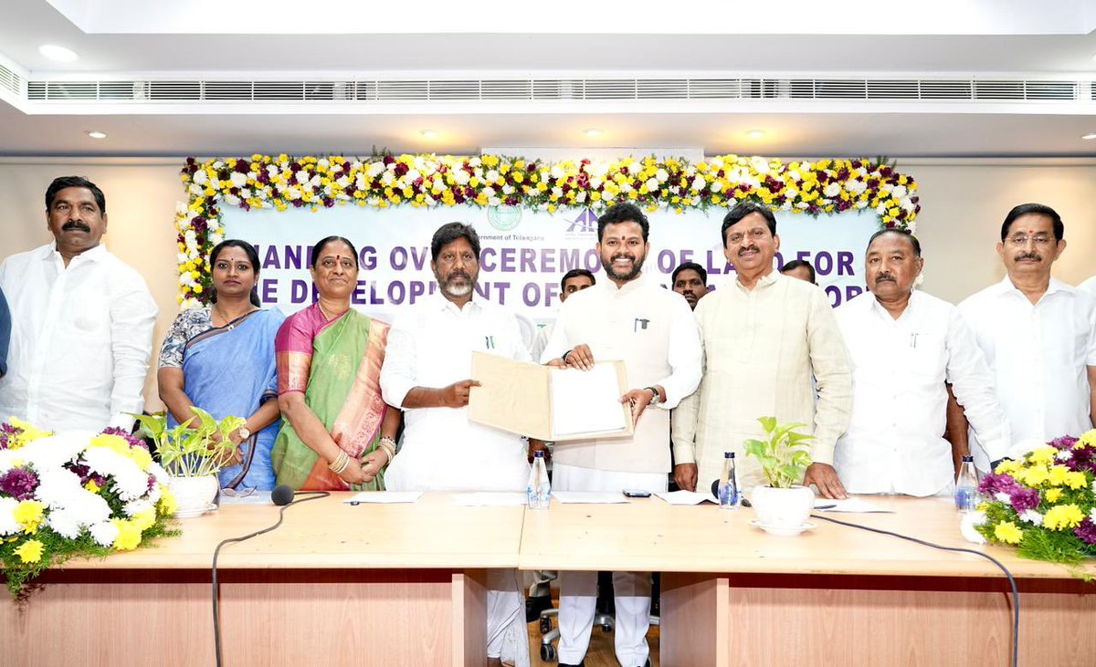Bhatti_Mallu's tweet photo. వరంగల్ చారిత్రక కీర్తిని అంతర్జాతీయ స్థాయికి తీసుకెళ్లే దిశగా ప్రజా ప్రభుత్వం అడుగులు… 

వరంగల్ మామునూరు విమానాశ్రయ పునరుద్ధరణకు 300 ఎకరాల భూమిని కేంద్ర విమానయాన శాఖకు అప్పగించిన ఈ రోజు తెలంగాణ విమానయాన చరిత్రలో సువర్ణాక్షరాలతో లిఖించదగ్గ రోజు.

1930లో నిజాం కాలంలోనే నిర్మితమై, ఒకప్పుడు దక్షిణ భారతదేశంలోనే అతిపెద్ద విమానాశ్రయంగా వెలుగొందిన మామునూరు వైభవాన్ని తిరిగి తెచ్చేందుకు ప్రజా ప్రభుత్వం కట్టుబడి ఉంది.
₹300 కోట్ల నిధులు కేటాయించి, దశాబ్దాల నిరీక్షణకు తెరదించుతూ భూసేకరణ ప్రక్రియను పూర్తి చేశాము.

సహకారం అందిస్తున్న కేంద్ర మంత్రి శ్రీ @RamMNK గారికి, కేంద్ర ప్రభుత్వానికి కృతజ్ఞతలు.