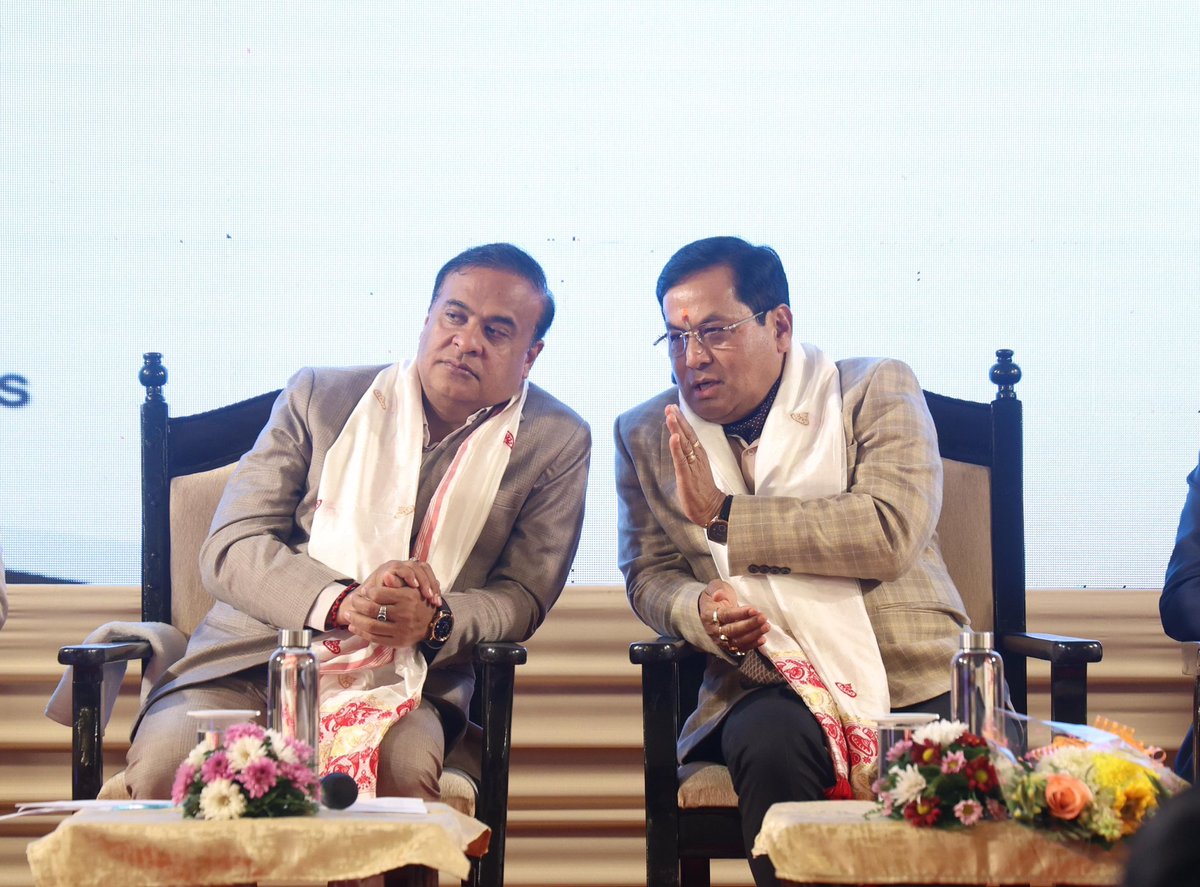 himantabiswa's tweet photo. Assam's companies are now spreading their wings nationwide 📈

In a historic MoU, Assam Petrochemical Ltd will set a base in  @Deendayal_Port worth ₹1200cr to produce e-methanol which will accelerate efforts towards maritime decarbonisation.

Joined Hon'ble Union Minister Shri @sarbanandsonwal dangoriya to witness this momentous occasion, which marks a new dawn for our State PSE.