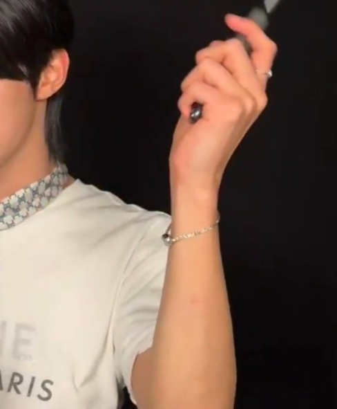 sLhwhwyo's tweet image. #lrt omg op pointed out that they changed their team bracelet.... if tws is following svt's pattern does that mean we're getting a full album 😳📷😳