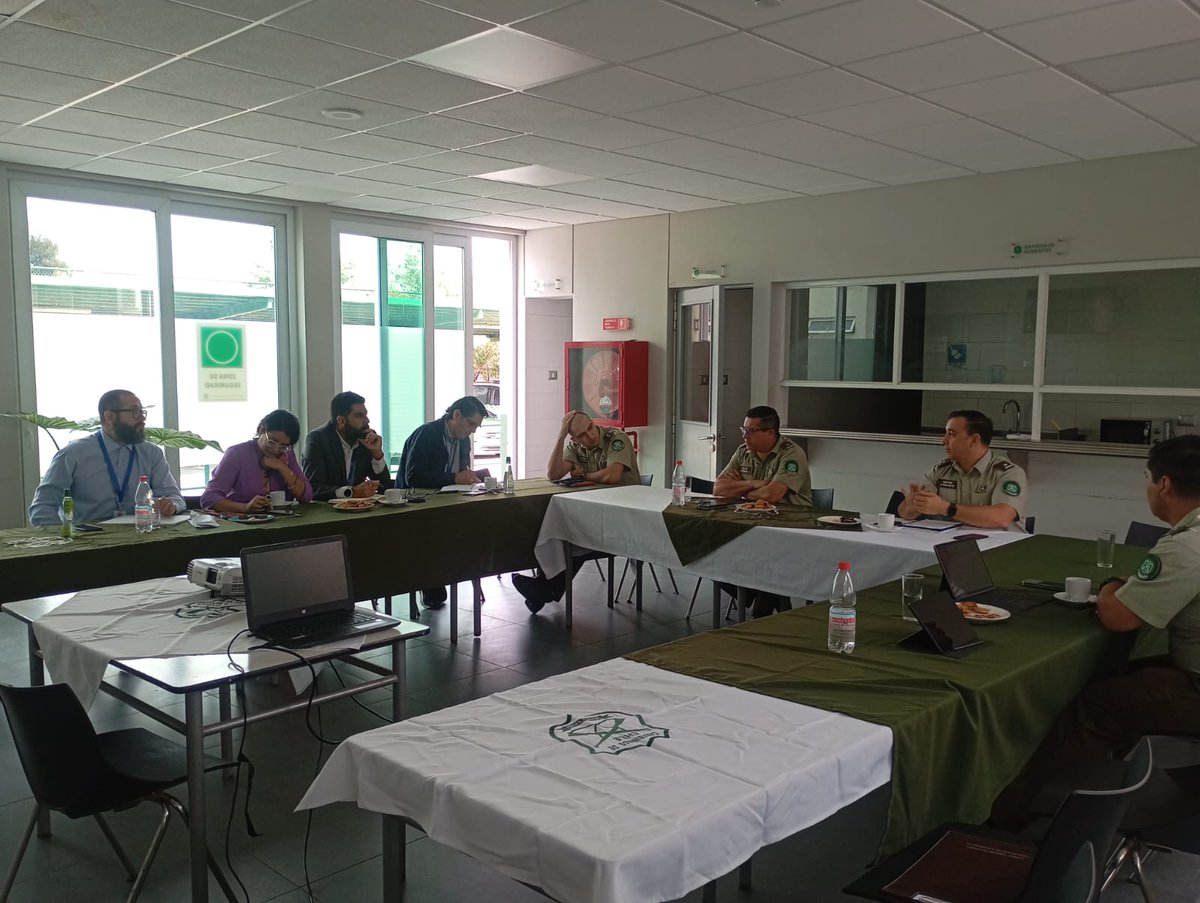 ZonaCarabValpo's tweet photo. Carabineros de #Quilpué, #VillaAlemana, #Limache y #Olmué, sostuvieron una reunión de trabajo con el Servicio Local de Educación Pública (SLEP) de #MargaMarga,  para tratar temas de seguridad y planificar charlas preventivas durante el presente año. 
#LaPrevenciónEsNuestraEsencia https://t.co/nfaGOQf3sC