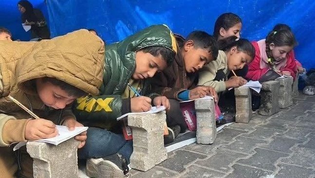 תמונה שקיבלתי מרופא בג'באליה.

אוהל, ילדים, מעילים, אבן שהיא שולחן כתיבה, עפרונות ודפי מחברת.

קשה להבין את עיקשות השרידות וניצני השיקום בג'באליה בלי לתקשר אם בני אדם שנמצאים בתוך הגיהנום.

בג'באליה אין אחים לנשק.
יש ערבות הדדית של שורדות ושורדי רצח עם.