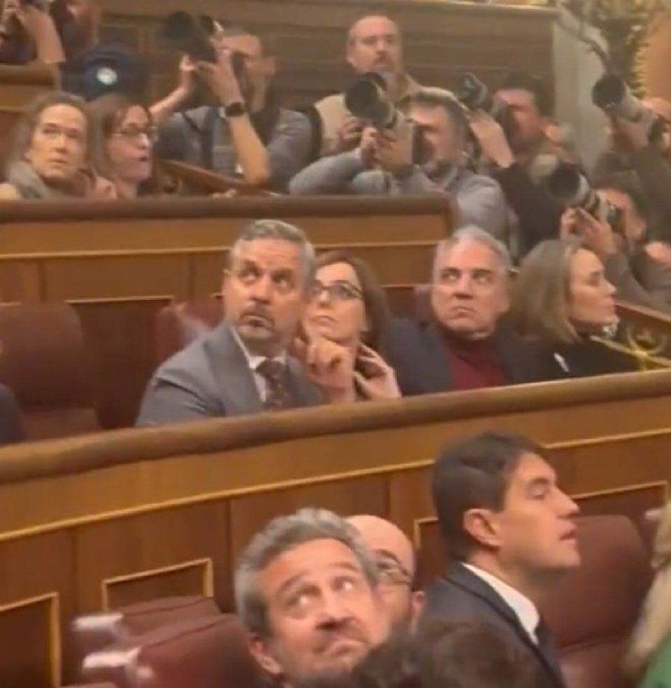 JonayRLpez's tweet image. El PP mientras alguien les recrimina que no suban las pensiones y que no aprueben medidas para colectivos vulnerables.