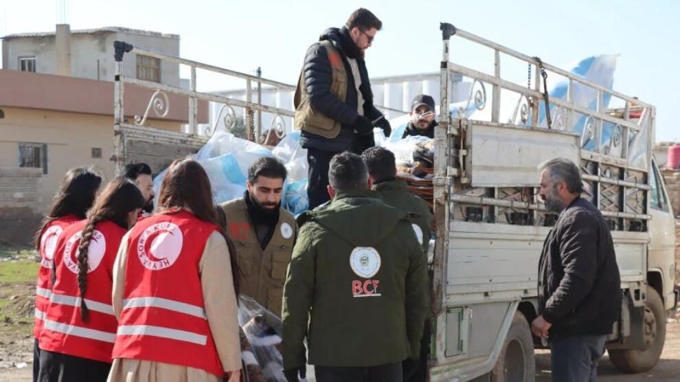 RojavayeAzad's tweet image. Yüzlerce genç seferberliğe katılıyor

300 genç, seferberlik kapsamında ve Heyva Sor a Kurd çağrısı üzerine gönüllü olarak göçmenlere yönelik yardım dağıtım çalışmalarına katıldı.
#Savekobane
#SaveRojava