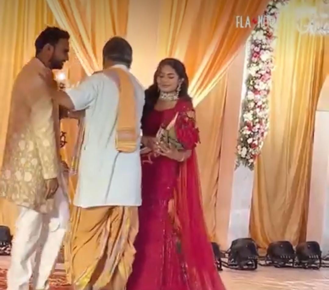 मेरे अनुसार यह तो पंडित जी ने सही किया 😄

सोशल मीडिया पर एक वीडियो वायरल हो रहा है जिसमें शादी में जयमाला होने वाली है।

तभी दुल्हा दुल्हन स्टेज पर रोमांस करते हुए, एक दूसरे को Kiss करना चाहते थे।

लेकिन वहां मौजूद पंडित जी ने उनको ऐसा करने से रोक दिया।

शादी एक सांस्कृतिक और