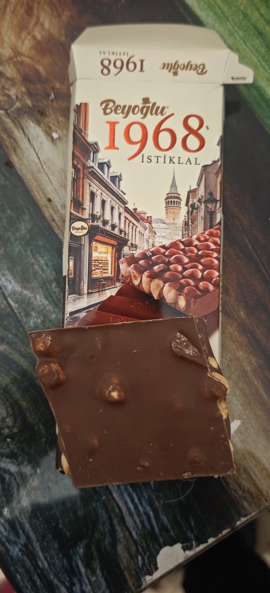 Şimdi ben buna dolandırıcılık, müşteriyi aldatma, ahlaksızlık felan gibi şeyler söylesem suç sayılır mı?

Hiç mi utanmadınız o resim ile milleti aldatmaya?