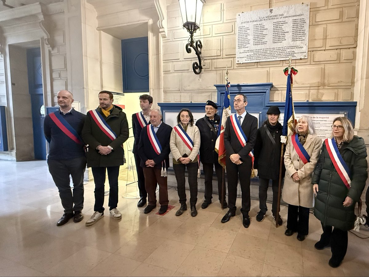 Dévoilement d’une plaque en l’honneur des Justes de #Paris11 située dans le hall de la Marie du 11e, avec les portes drapeaux du Souvenir Français et de l’UNC