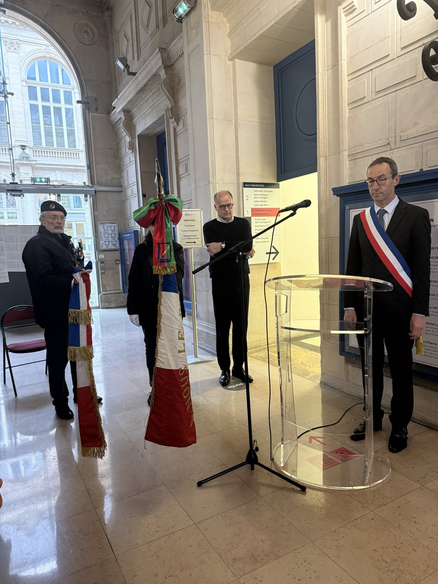 SF_paris11's tweet photo. Dévoilement d’une plaque en l’honneur des Justes de #Paris11 située dans le hall de la Marie du 11e, avec les portes drapeaux du Souvenir Français et de l’UNC https://t.co/cuDZ8aYNG7