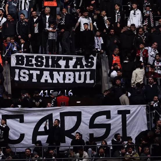 Beşiktaş’ın içinde bulunduğu duruma üzülmek ve haklı tepkiyi göstermek için kıstas, maça gelmek falan değildir! Kars’ta soba başında radyodan Beşiktaş’ı takip eden bir çocuk da, en az 40 yıldır maç kaçırmayan biri kadar Beşiktaşlıdır. Beşiktaş taraftarı; sizin kategorize ederek;