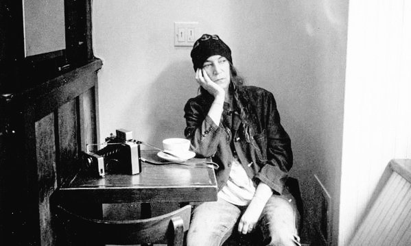 EmanuelaMorell1's tweet image. Ho guardato il mio angolo. Ho visto me stessa seduta lì per infinite mattine di infiniti anni. “Posso sedermi?” ho chiesto. “Certo, fa’ pure.” Sono rimasta seduta in quell’angolo tutta la mattina.
#PattiSmith 
#MTrain