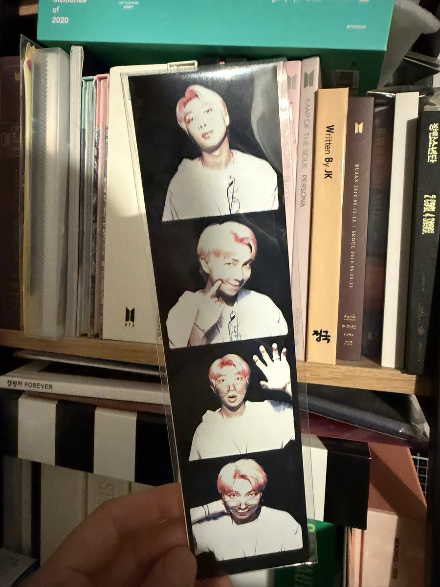 오랜만에 덕질존을 뚫어져라 쳐다보고 있었는데(정리 안한지 오억년이라..) 갑자기 눈에 띈 남준네컷..💞 이때 정국네컷 안나와서 너무 갖고싶었는데 남주니 넘 예뻐서 이것도 놓지 못한..