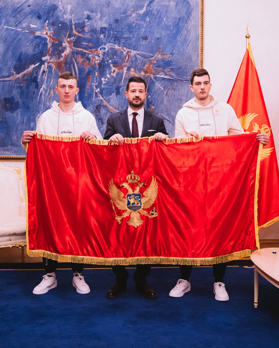 🇲🇪 Predsjednik Jakov Milatović primio je crnogorsku olimpijsku delegaciju i uručio zastavu Branislavu Pekoviću, koji će je nositi na otvaranju ZOI Milano–Cortina 2026.

Srećno #TEAMMNE ❄️🇲🇪 

Pročitaj cijelu vijest: bit.ly/4t7Un4E