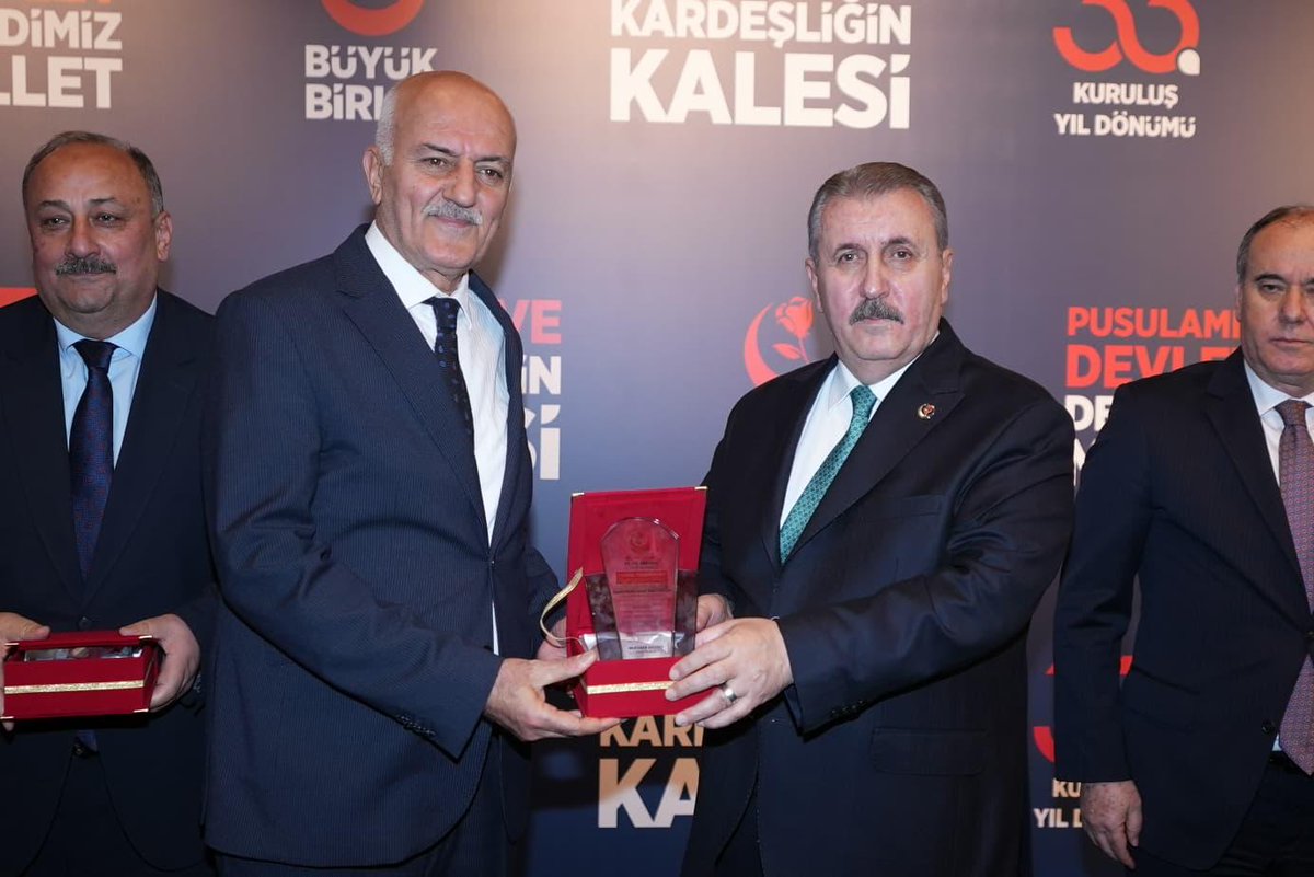 Partimizin kuruluşunun 33. yıl dönümü kutlamalarına katılan Uzundere Belediye Başkanımız sayın Muhammet Halis Özsoy'a, 22 aylık görev süresi içerisinde göstermiş olduğu başarıdan dolayı Genel Başkanımız sayın Mustafa Destici tarafından "Yerel Yönetimler Hizmet Başarı Ödülü"