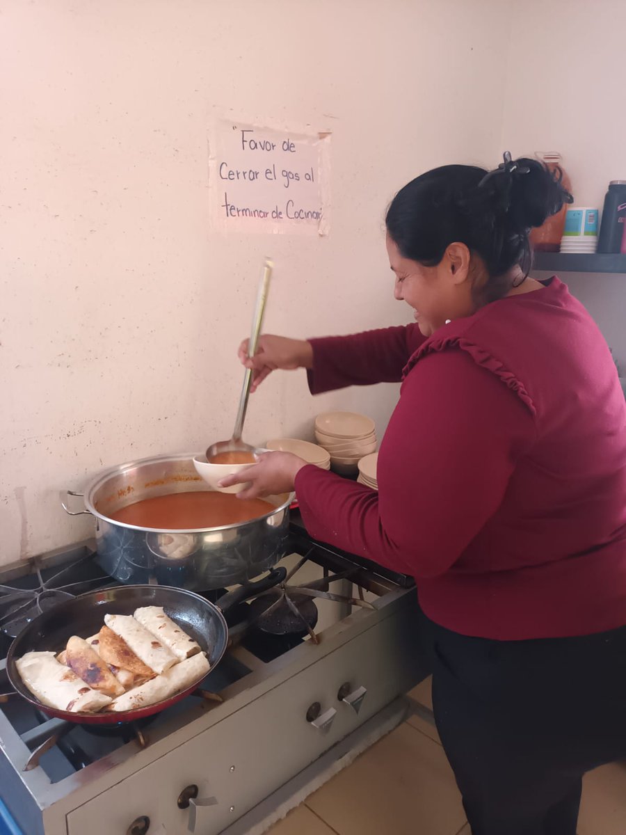 Queridos lectores:
Con gran entusiasmo les compartimos que nuestras voluntarias de cocina llevaron a cabo la preparación del menú del día para los niños y jóvenes, poniendo en cada platillo su tiempo, esfuerzo y mucho corazón.
El menú incluyó chivichangas, lentejas y jugo <a href="/anuoa/">Aris</a>