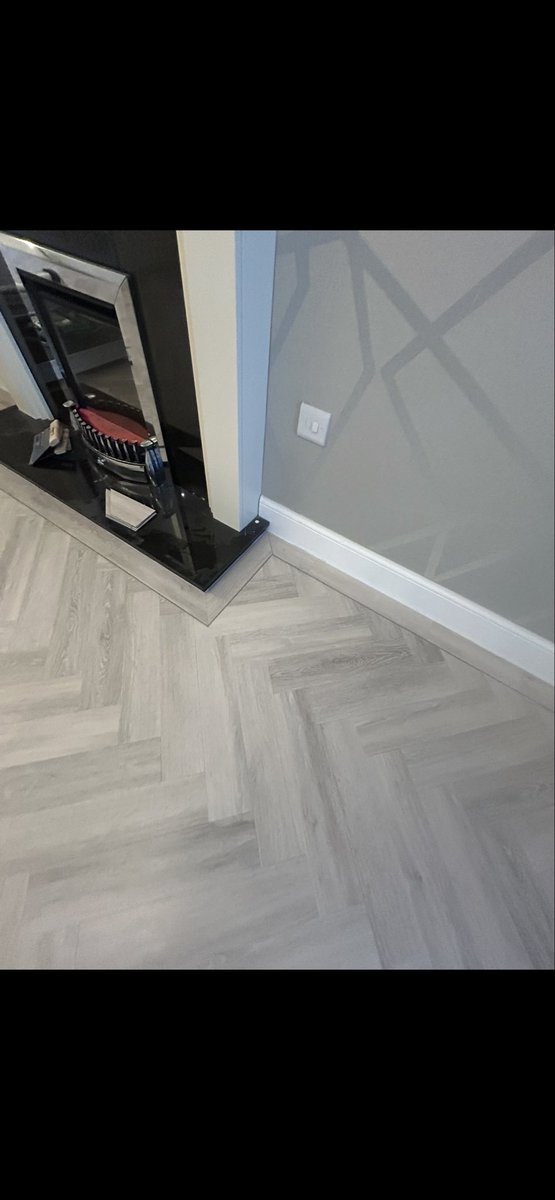 Check this stunning herringbone #LVT installation with border. Come to #SwiftFlooringStudio for any flooring you might need to upgrade your home. No hassle from shop floor to your floor!  😍