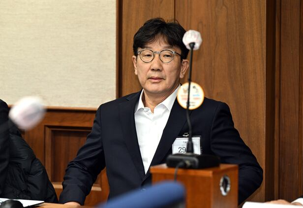 monarchreport25's tweet photo. The conviction everyone's celebrating tells a different story when you look at the procedural details.

Kwon Seong-dong got 2 years for receiving 100 million won from Yoon Young-ho. Yoon Young-ho, FORMER Unification Church leader, got 1 year 2 months for providing it.

Here's what the court actually ruled:

The prosecution built its case on evidence initially collected under a warrant targeting Kim Keon-hee for accepting luxury goods.

No separate warrant for the political funding investigation.

Defense argued this violated evidence collection rules. Court rejected the claim.

But here's the pattern worth noting:

Similar evidence issues led to acquittals in recent cases:
- Former lawmaker Noh Woong-rae
- Former education chief Shin Kyung-ho
- Democratic Party "money envelope" appeal case
- All cases where courts ruled evidence was improperly obtained.

The difference this time? The target.

The court ruled the Unification Church's top leader approved the payment. 

But Unification Church claims it was Yoon's individual deviation.

The verdict essentially makes theological determinations about internal church governance.

When courts start deciding how religious organizations make decisions, that's not separation of church and state. That's government intervention in religious autonomy.

This isn't happening in isolation.

Lee Jae-myung's government just proposed legislation allowing religious dissolution and asset confiscation for "political involvement."

The Unification Church and Shincheonji are first.

But the law doesn't stop with minority religions.

Who's next?

News Source: https://t.co/MIb1L5Pnzf