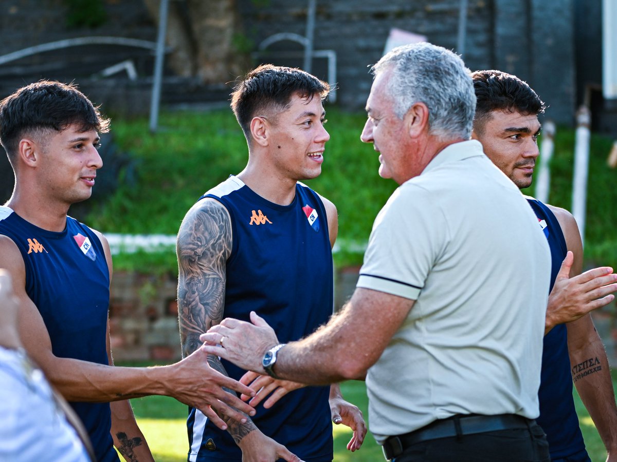 El cuerpo técnico de la Selección saludó al Prof. Felipe Giménez, a su equipo de trabajo y al plantel de jugadores antes del inicio de la práctica.