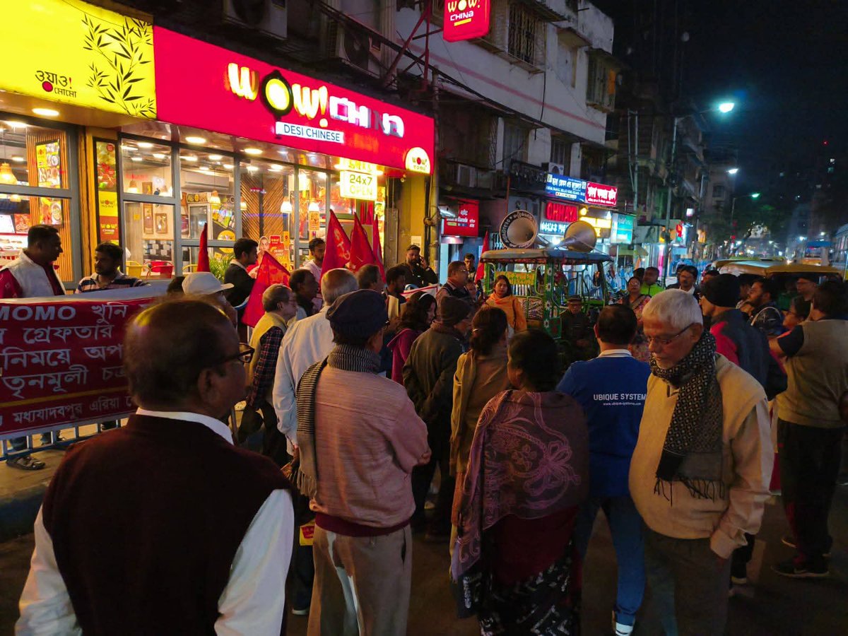 ShyaniBhattach2's tweet photo. WOW momo মালিকদের গ্রেফতার করতে হবে, ক্ষতিগ্রস্ত শ্রমিকদের পরিবারের সমস্ত দায়িত্ব সরকারকে নিতে হবে।
তৃণমূলের নেতৃত্বে বেআইনি নির্মাণ বন্ধ করতে হবে শ্রমিক বিরোধী শ্রমকোড বাতিল করতে হবে।

বাঘাযতীন wow momo  আউটলেটের সাম��ে বিক্ষোভ সভা। 

#WowMomo #shame #CPIM #CITU https://t.co/9TMNM4acgr