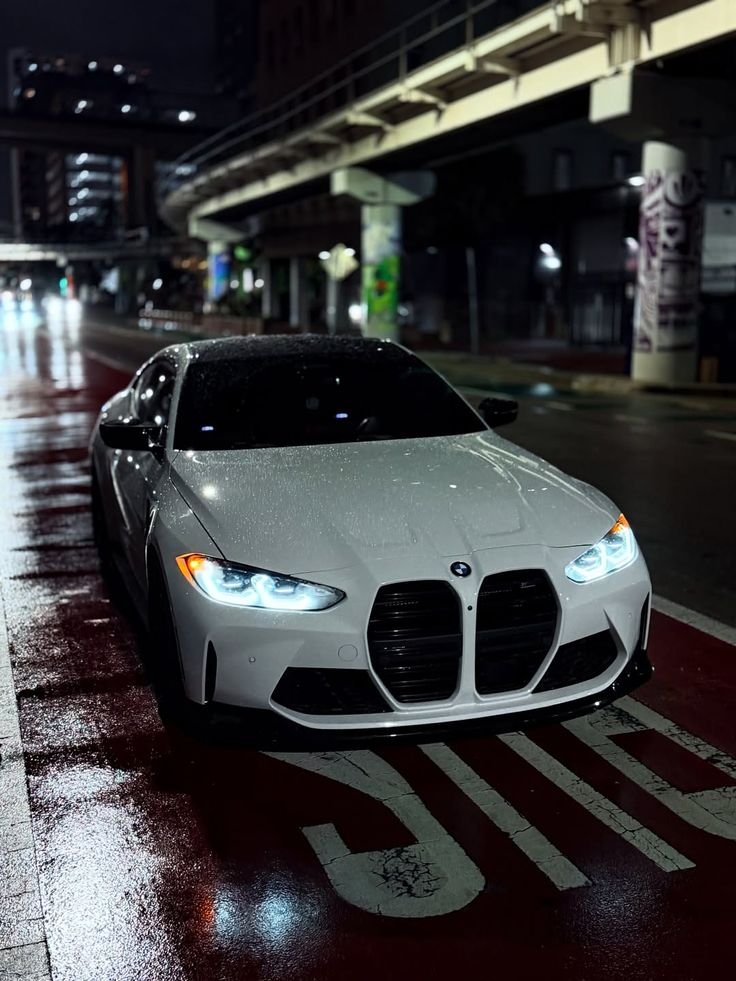 The contrast between the bright white body and the dark city shadows at midnight is everything.🔥