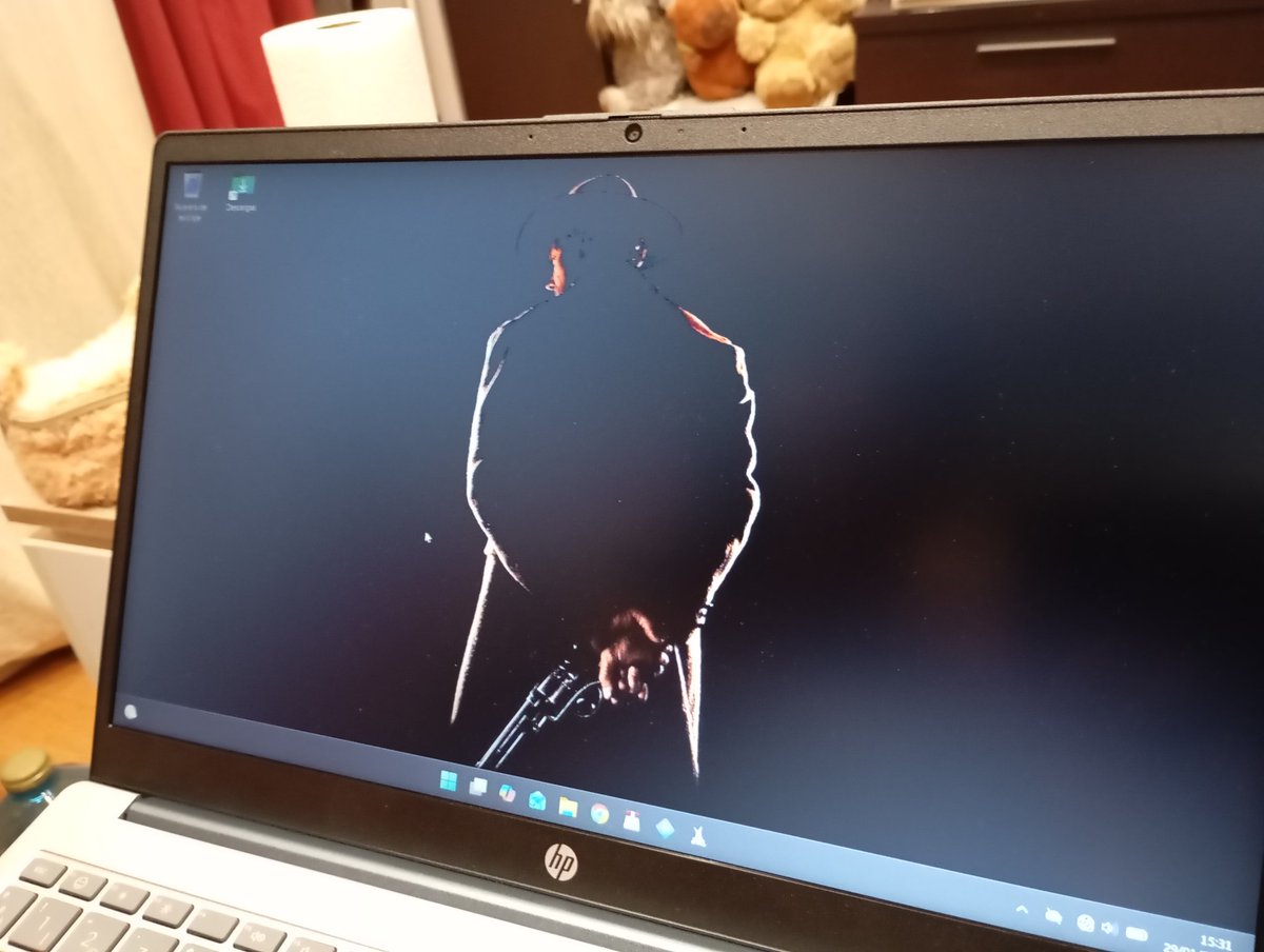 AlbertoAbuin's tweet image. Le compro un portatil a un amigo que tiene el detalle de poner ese fondo de pantalla. Niiiiiiiiice.