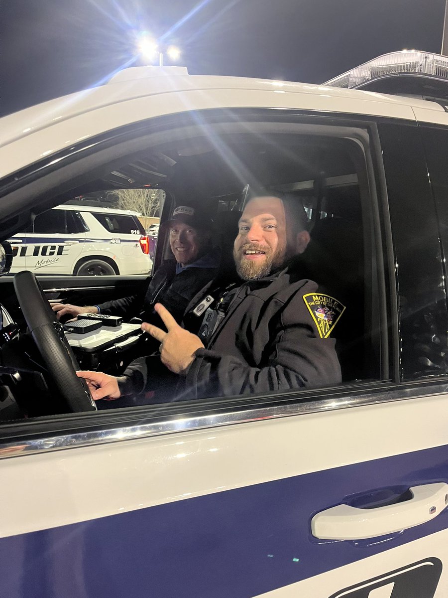 RyanDLeaf's tweet photo. Finally got to Mobile!! @seniorbowl practice nights. @AuburnFootball and riding in the front seat for a change!! Thanks #MobilePolice for the ride. https://t.co/v30dmXWa2J