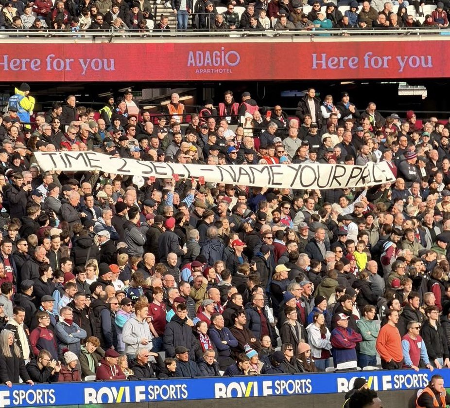 Chris_Mills_'s tweet image. This club is in the fucking bin.  @WestHam handing out 3 match bans for fans holding this up against our terrible owners.

@karren_brady and co simply cannot accept any criticism of a fanbase they have chosen to ignore. Disgusting.

PLEASE REPOST

@HammersUnited2 
@WestHamHelp