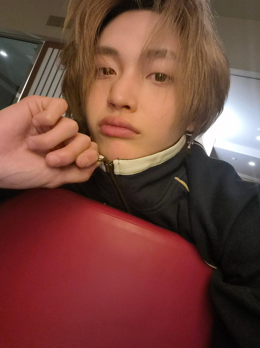 10vable_'s tweet image. 뭔 ai 돌린 것처럼 잘생겻냐