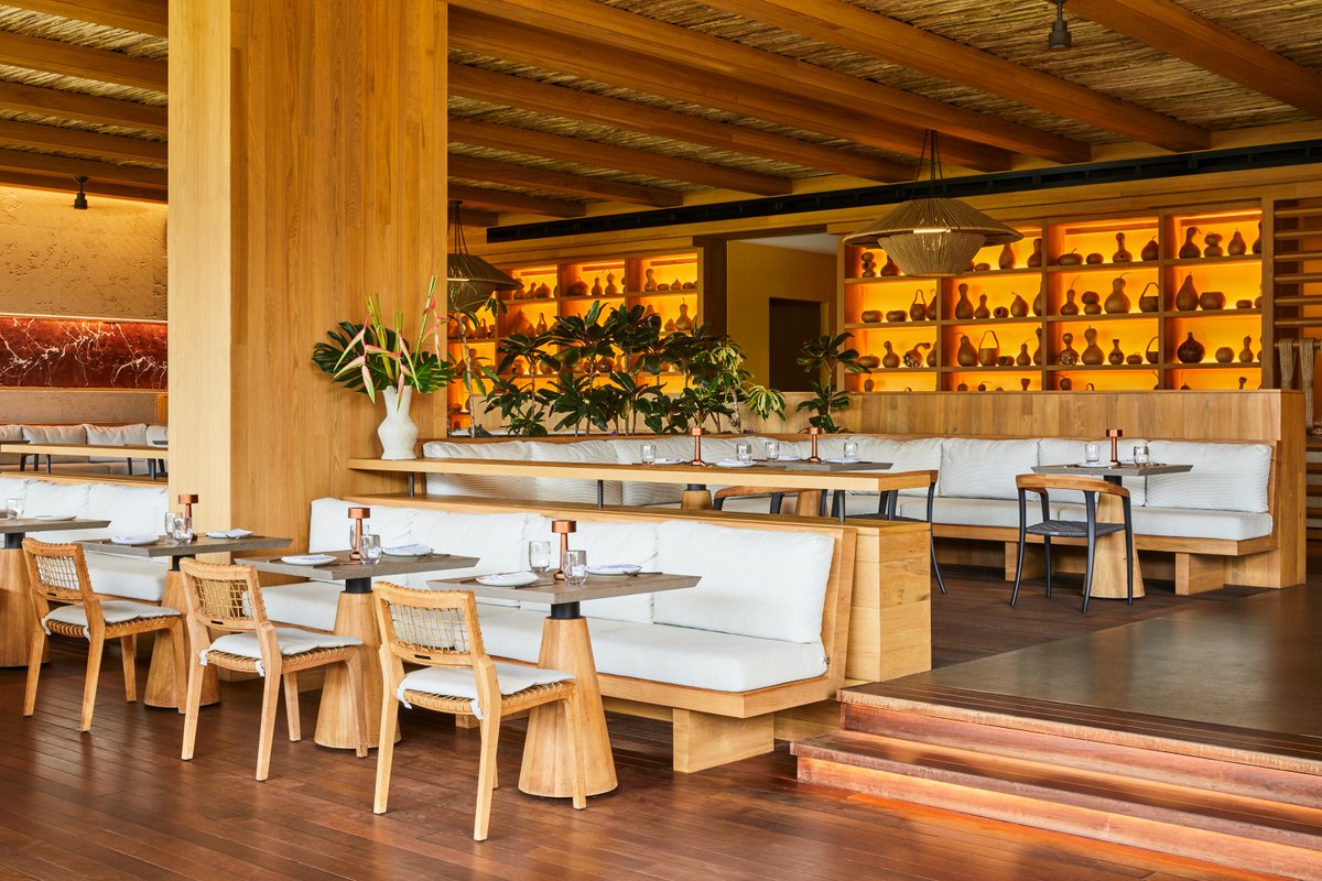 At HāLani, Mediterranean influence meets Hawaiʻi’s natural beauty—where open-air design and coastal surroundings set the tone for the evening.