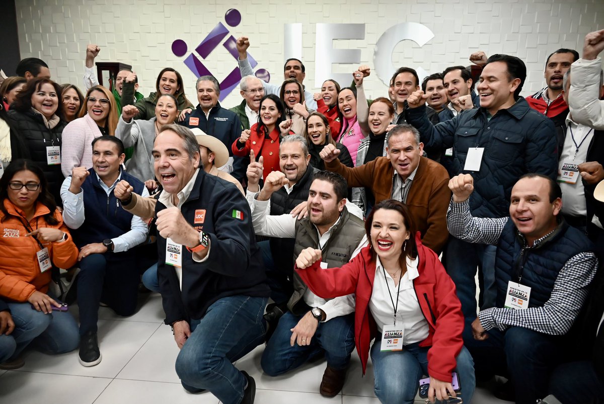 Asistí al Instituto Electoral de Coahuila al registro de la #AlianzaCiudadana por la #Seguridad,  agradezco la invitación de mi Presidente de PRI Coahuila y mi amigo Carlos Robles.

Me dio gusto saludar a todo el #equipo y a tantas amigos y amigos de todo el estado 🫶🏻