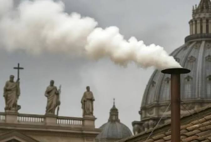 CarlosdiazDirca's tweet photo. @Marialadelradio @Reactor105 Fumata Blanca (Humo blanco): Indica que los cardenales han alcanzado un acuerdo y se ha elegido un nuevo Papa. O quizá estén los cardenales están fumando porro . 😲 #humito Un saludó a El Formal @EnAmarillo https://t.co/9KTxQtJgSr