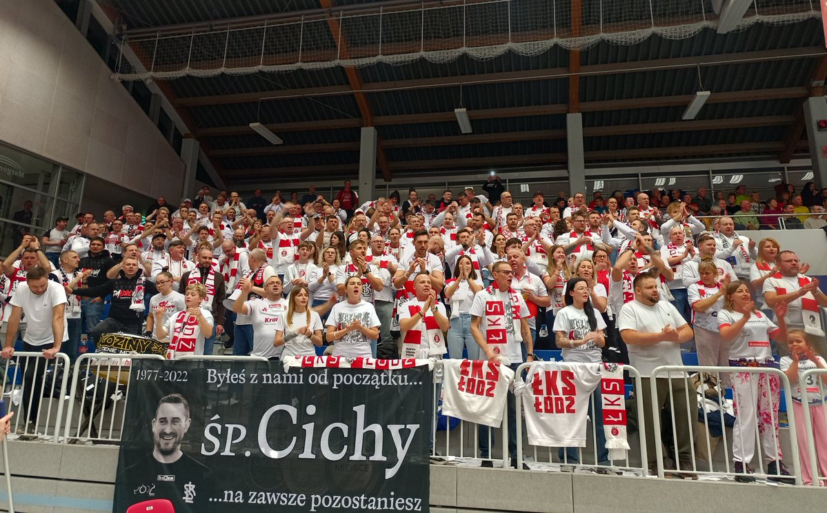 LKS_Commercecon's tweet image. Ponad 200 kibiców wspierało fantastycznym dopingiem nasze Wiewióry podczas meczu z Dresdner SC w Margon Arena! Oznacza to, że biało-czerwono-biali pobili swój dotychczasowy rekord wyjazdowy w europejskich pucharach 🔥 💪

Jesteście niesamowici 🤍❤️🤍

Dziękujemy ❕❗️❕